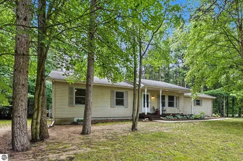 9307 Evergreen Dr, Traverse City, MI 49684