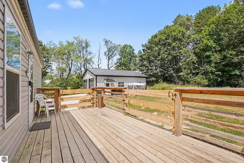 Exterior - 8985 S Fordyce Rd, Shepherd, MI 48883 photo 3 of 4