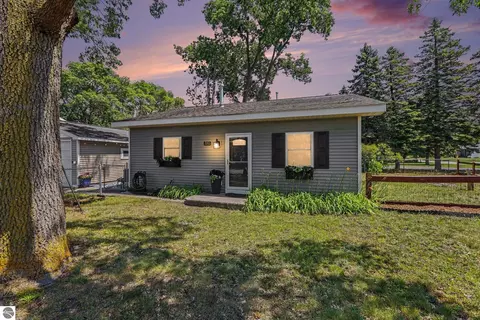 552 W 15th St, Traverse City, MI 49684