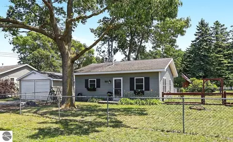 552 W 15th St, Traverse City, MI 49684