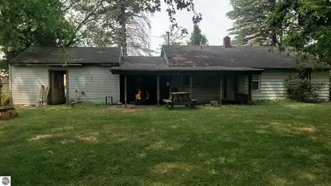 Exterior - 910 N Bowery, Gladwin, MI 48624 photo 4 of 8