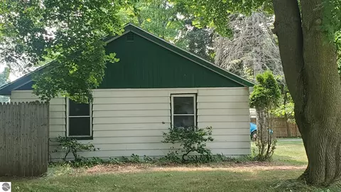 Exterior - 910 N Bowery, Gladwin, MI 48624 photo 3 of 8