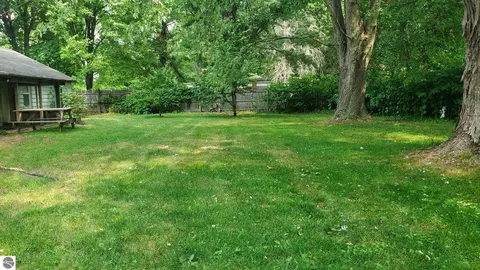 Exterior - 910 N Bowery, Gladwin, MI 48624 photo 7 of 8