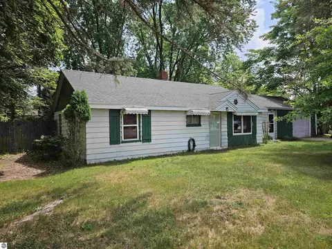 Exterior - 910 N Bowery, Gladwin, MI 48624 photo 2 of 8