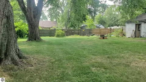 Exterior - 910 N Bowery, Gladwin, MI 48624 photo 6 of 8
