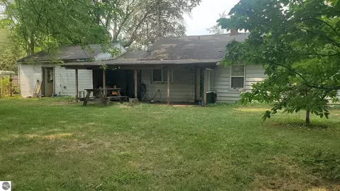 Exterior - 910 N Bowery, Gladwin, MI 48624 photo 5 of 8