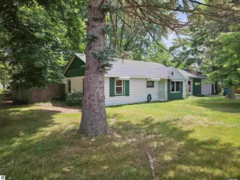 Exterior - 910 N Bowery, Gladwin, MI 48624 photo 1 of 8