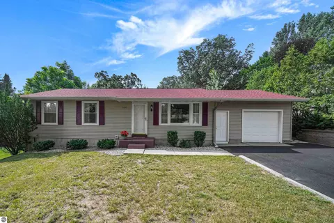 1101 Knoll Crest Ct, Traverse City, MI 49686