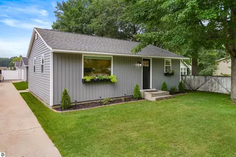 917 Carver St, Traverse City, MI 49686