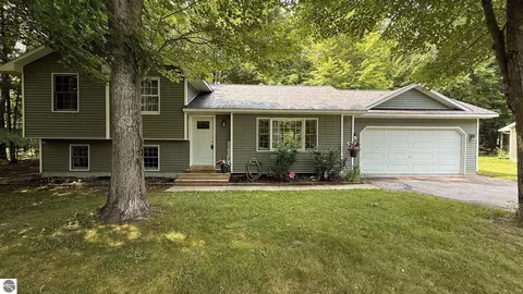 8514 Bent Pine Dr, Lake Ann, MI 49650