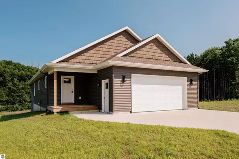 862 Coyote Ln, Traverse City, MI 49696