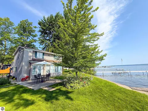 205 Ash St, Houghton Lake, MI 48629