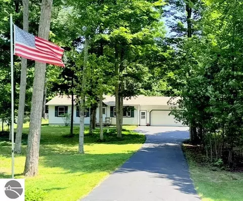 33 Bluejay Rd, Traverse City, MI 49696