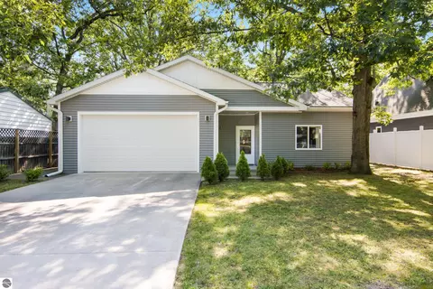 939 Grant St, Traverse City, MI 49686