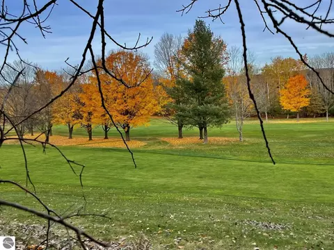 000 Lakeview Trl, Kewadin, MI 49648