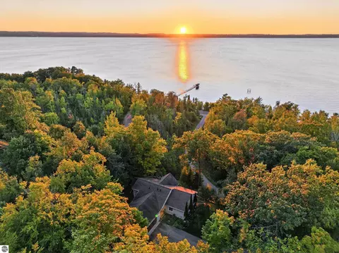 10101 Peninsula Dr, Traverse City, MI 49686