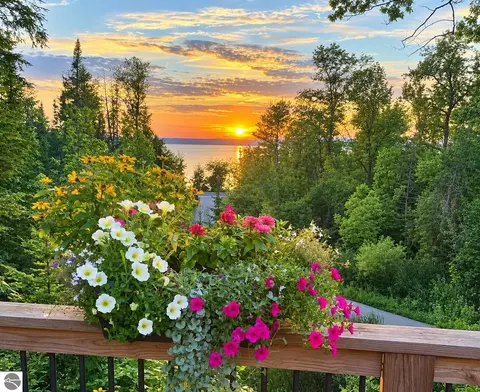 10101 Peninsula Dr, Traverse City, MI 49686