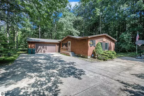 6313 Somerset Ln, Cadillac, MI 49601