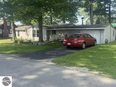 103 Visnaw St, Houghton Lake, MI 48629