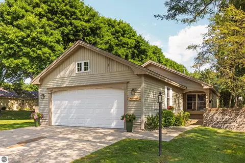 1191 Hemingway Ln, Traverse City, MI 49686