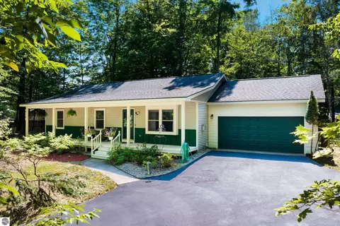 272 Lauri Wil Ln, Traverse City, MI 49696