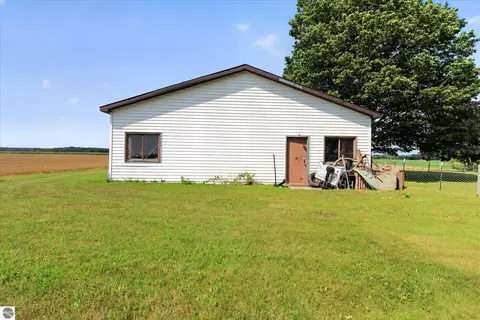 Exterior - 1629 N Warner Rd, Sumner, MI 48889 photo 16 of 21