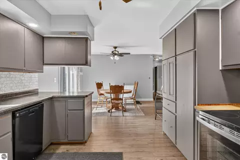 Kitchen - 1629 N Warner Rd, Sumner, MI 48889 photo 4 of 4