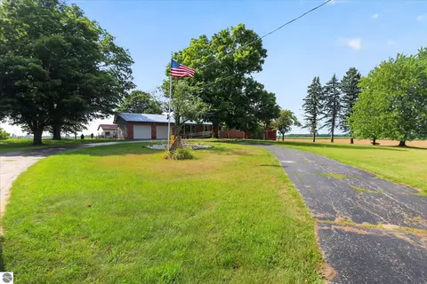 Exterior - 1629 N Warner Rd, Sumner, MI 48889 photo 2 of 21