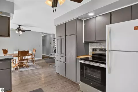 Kitchen - 1629 N Warner Rd, Sumner, MI 48889 photo 3 of 4