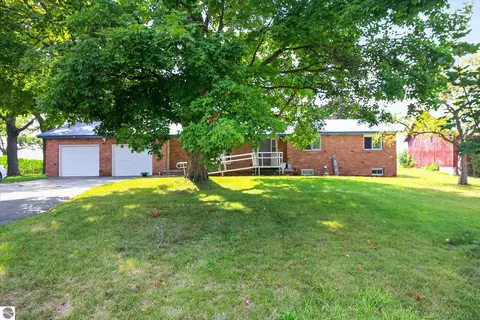 Exterior - 1629 N Warner Rd, Sumner, MI 48889 photo 4 of 21