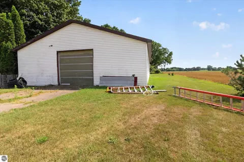 Exterior - 1629 N Warner Rd, Sumner, MI 48889 photo 18 of 21