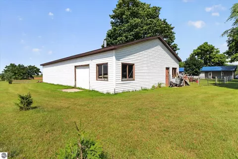 Exterior - 1629 N Warner Rd, Sumner, MI 48889 photo 17 of 21