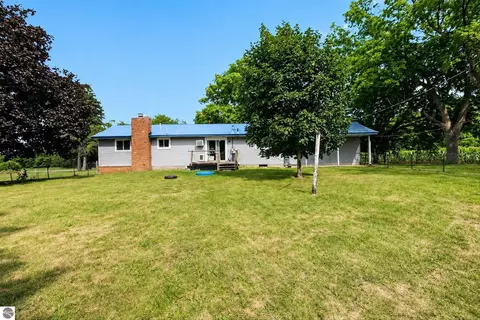 Exterior - 1629 N Warner Rd, Sumner, MI 48889 photo 10 of 21