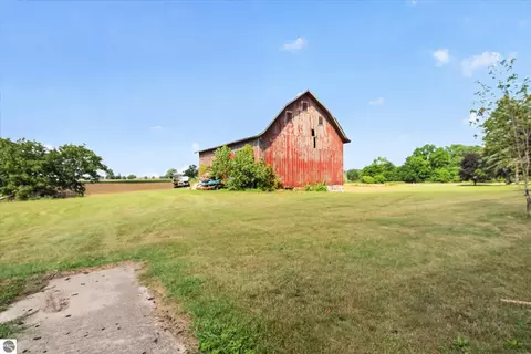 Exterior - 1629 N Warner Rd, Sumner, MI 48889 photo 13 of 21