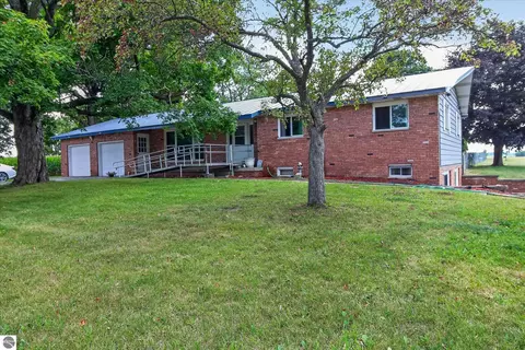 Exterior - 1629 N Warner Rd, Sumner, MI 48889 photo 5 of 21