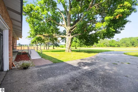 Exterior - 1629 N Warner Rd, Sumner, MI 48889 photo 12 of 21