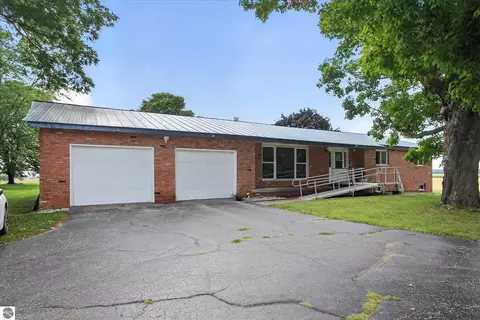 Exterior - 1629 N Warner Rd, Sumner, MI 48889 photo 3 of 21