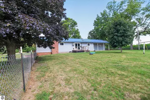 Exterior - 1629 N Warner Rd, Sumner, MI 48889 photo 9 of 21