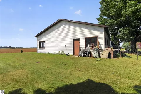 Exterior - 1629 N Warner Rd, Sumner, MI 48889 photo 15 of 21