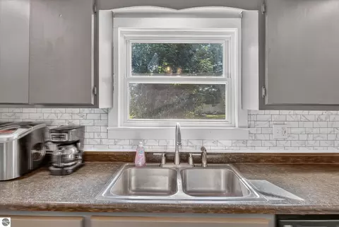Kitchen - 1629 N Warner Rd, Sumner, MI 48889 photo 2 of 4