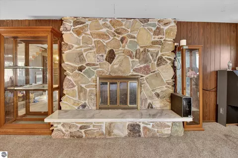 Living - 1629 N Warner Rd, Sumner, MI 48889 photo 3 of 3