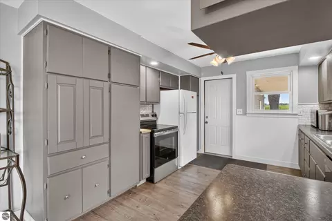 Kitchen - 1629 N Warner Rd, Sumner, MI 48889 photo 1 of 4