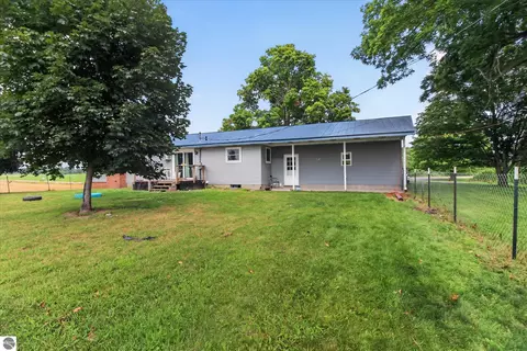 Exterior - 1629 N Warner Rd, Sumner, MI 48889 photo 11 of 21