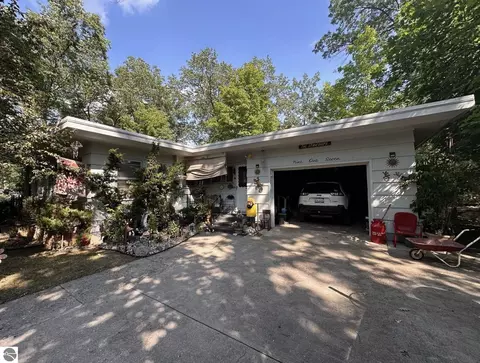 917 Holly St, Traverse City, MI 49686