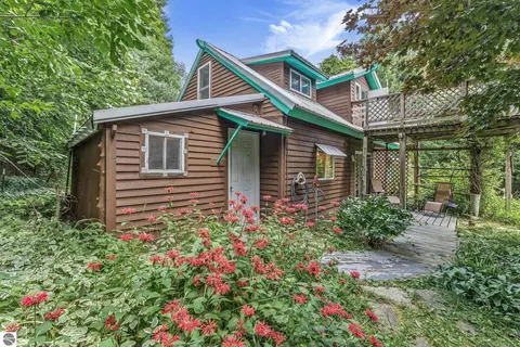 8594 W Old State Rd, Central Lake, MI 49622
