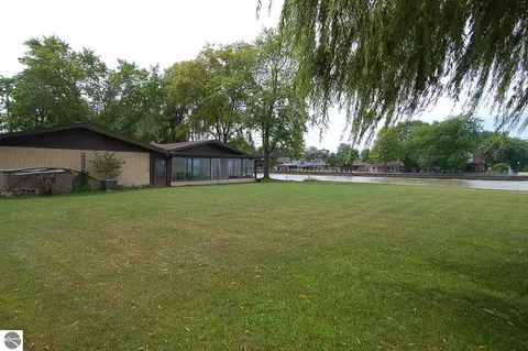 227 Bayside Dr, Bay City, MI 48706