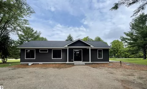8279 Cherry Ave, Rapid City, MI 49676