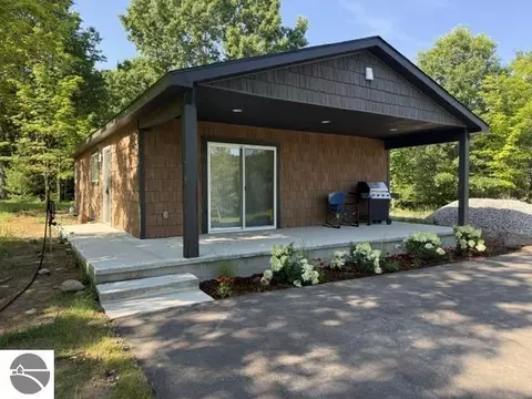 5933 SW Old Oak Trl, Fife Lake, MI 49633