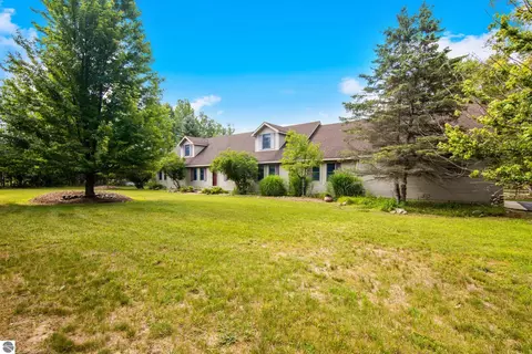 8197 Valley Rd NW, Rapid City, MI 49676