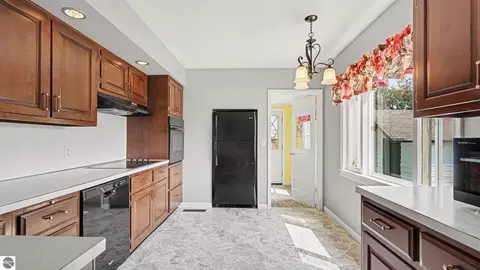 Kitchen - 385 S Ely Hwy, Ithaca, MI 48847 photo 1 of 2
